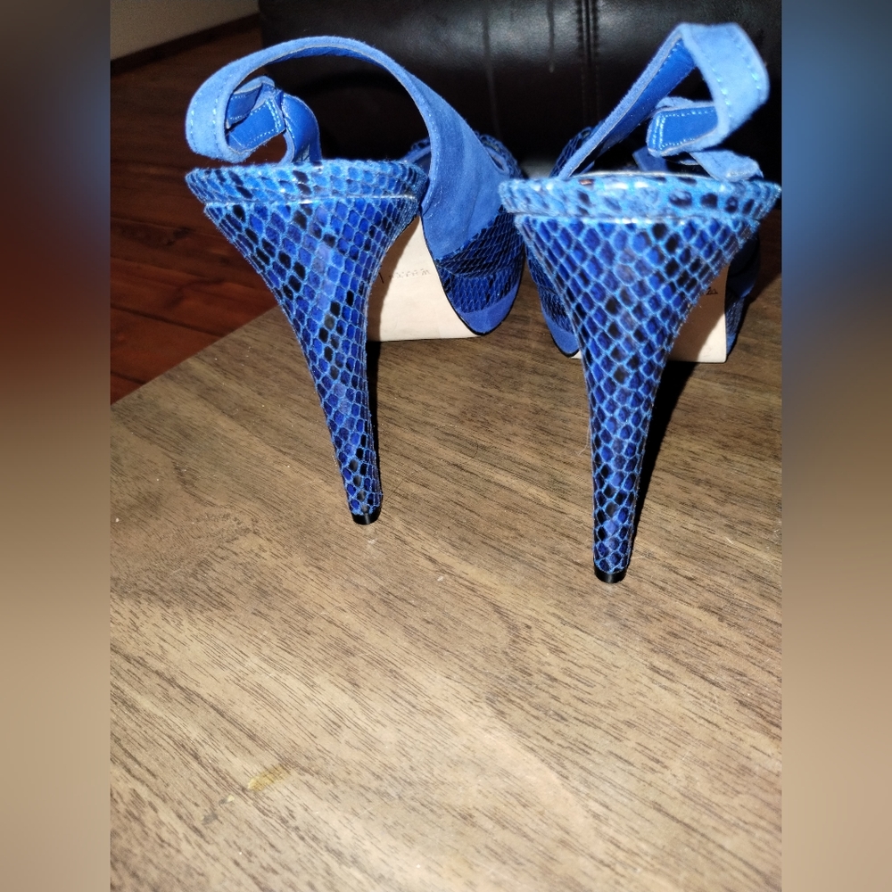 White House Black Market blue leather pumps - Picture 3 of 8